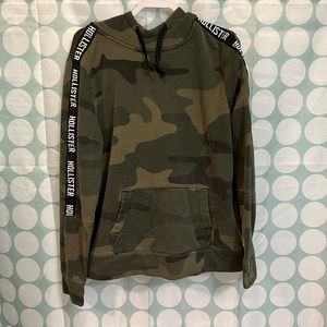 Women Camo hollister sweatshirt only worn 2 time XL